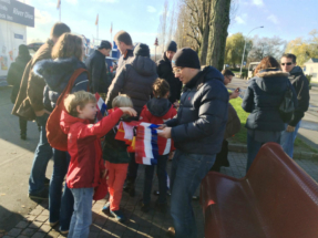 Kinderen krijgen Nederlandse en Belgische vlaggetjes tijdens Sinterklaasintocht in Remich, Luxemburg 2015 vlaggetjes voor kinderen