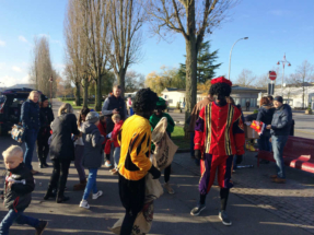 Speelpieten tijdens Sinterklaas intocht in Remich, Luxemburg 2015 Speelpieten op de kade