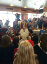 Sinterklaas spreekt met de kinderen op zijn boot in Remich, Luxemburg 2015 Sinterklaas spreekt met kinderen op zijn boot