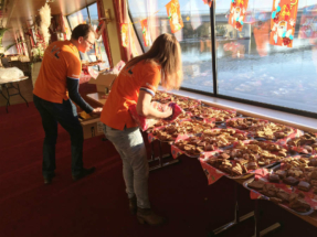 Snoepgoed wordt voorbereidt voor de Sinterklaas intocht in Remich, Luxemburg 2015 snoepgoed wordt voorbereid