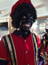 Zwarte Piet ter voorbereiding op de Sinterklaas intocht in Remich, Luxemburg 2015 Zwarte Piet tijdens Sinterklaasintocht op de Moesel in Remich, Luxemburg 2015