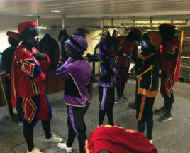 Pieten in de kleedkamer ter voorbereiding op de Sinterklaas intocht in Remich, Luxemburg 2015 Pieten in de kleedkamer