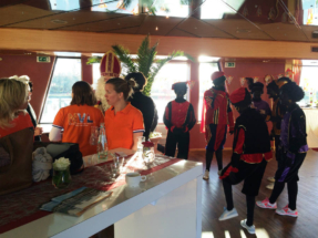 Sint en Pieten bereiden zich voor op de Sinterklaas intocht in Remich, Luxemburg 2015 Sint en Pieten voorbereiding