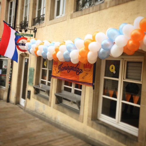 The Tube feestelijk versierd voor Koningsdag 2016