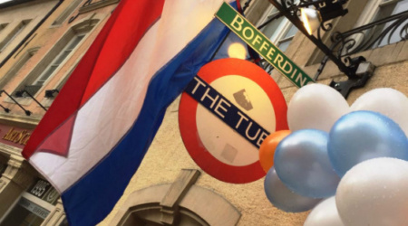 Foto van een Nederlandse vlag en balonnen op The Tube bar