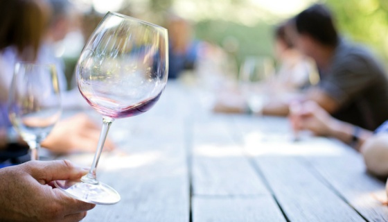 wijnglas aan tafel van een wijnproeverij