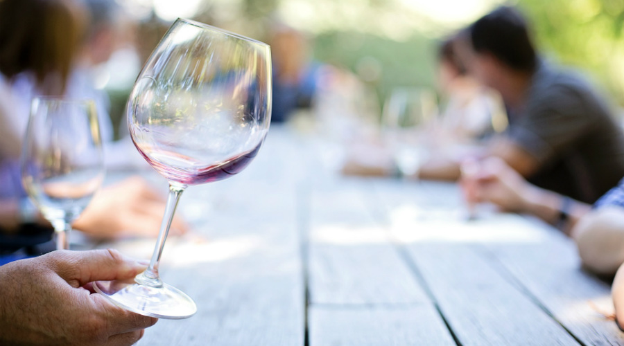 wijnglas aan tafel van een wijnproeverij