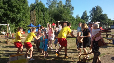 kinderen doen een spel op het NVL Zomerfeest 18 juni 2017